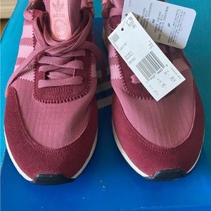 Adidas’s tennis shoes size 8.5, on the box 7.5 but is not…BRAND NEW  Shoes 👟